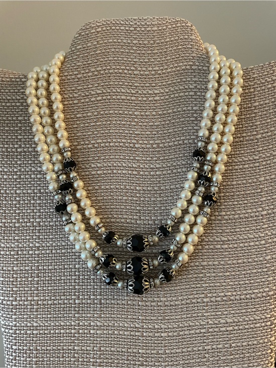 Jewelry - Stunning 3 strand jet glass beads and faux pearl necklace